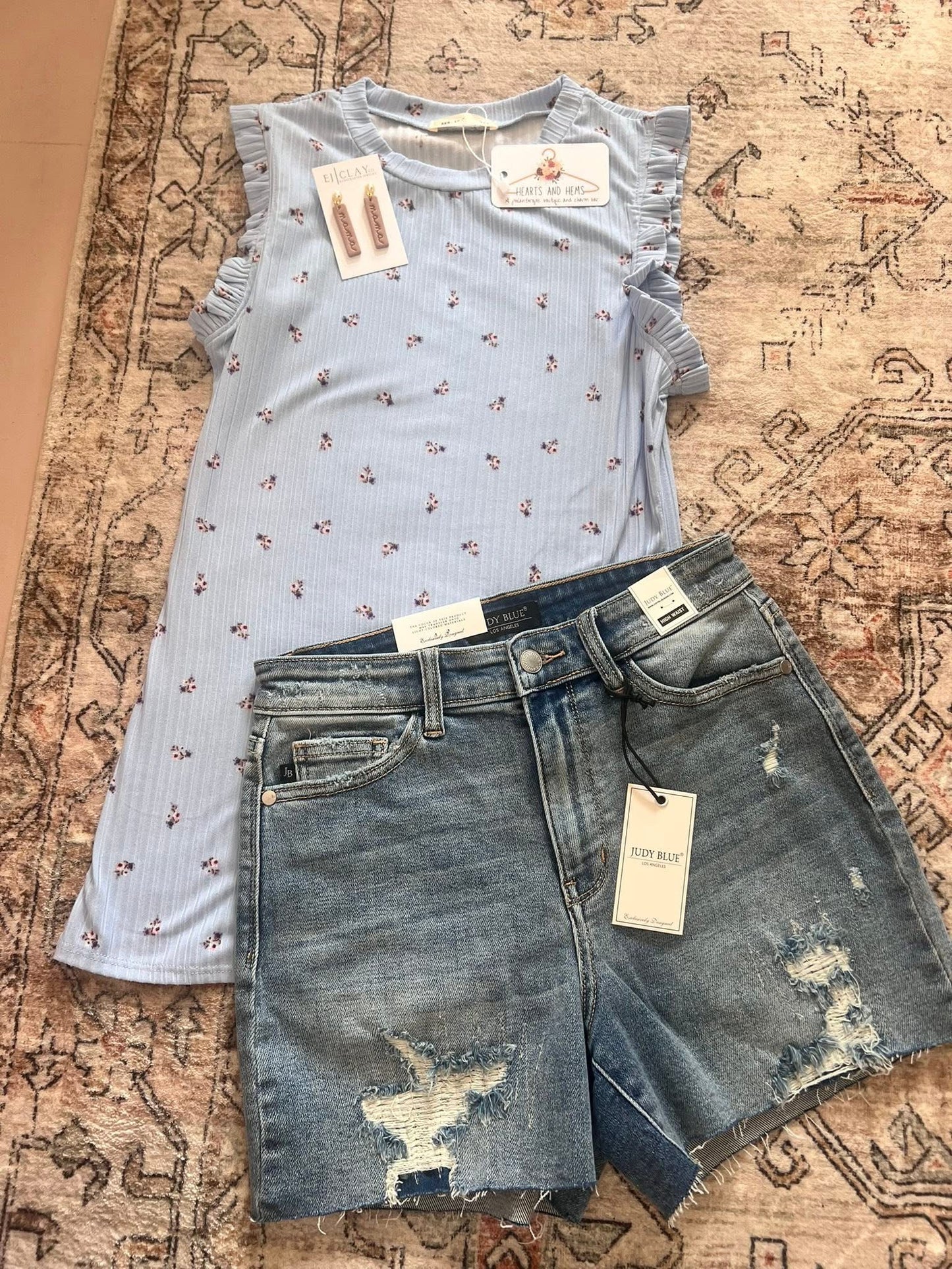 Reborn J BLUE FLORAL RIBBED FLUTTER SLEEVE TOP